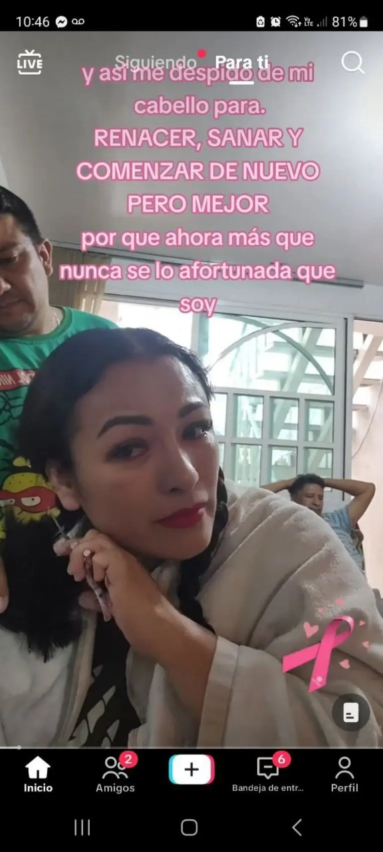 Familia se rapa para apoyar a mujer - Tomada de video