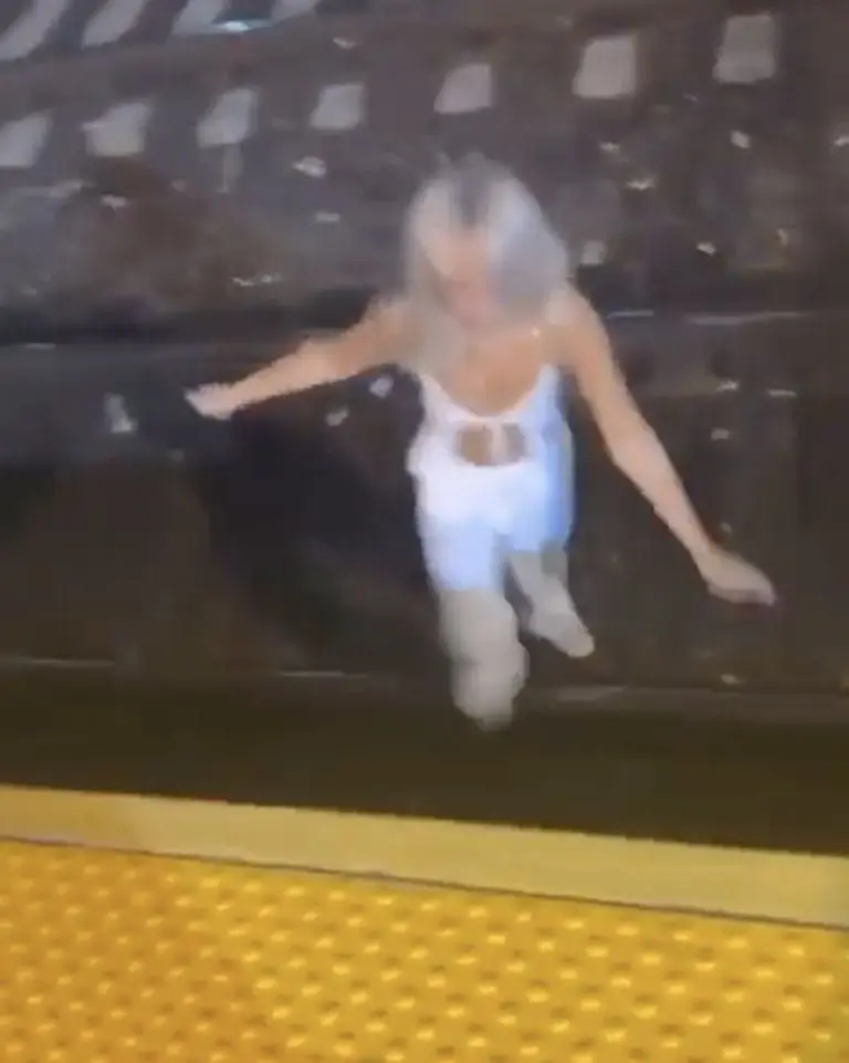 Joven cae a las vías del Metro por grabar video de Tik Tok. Foto: Twitter