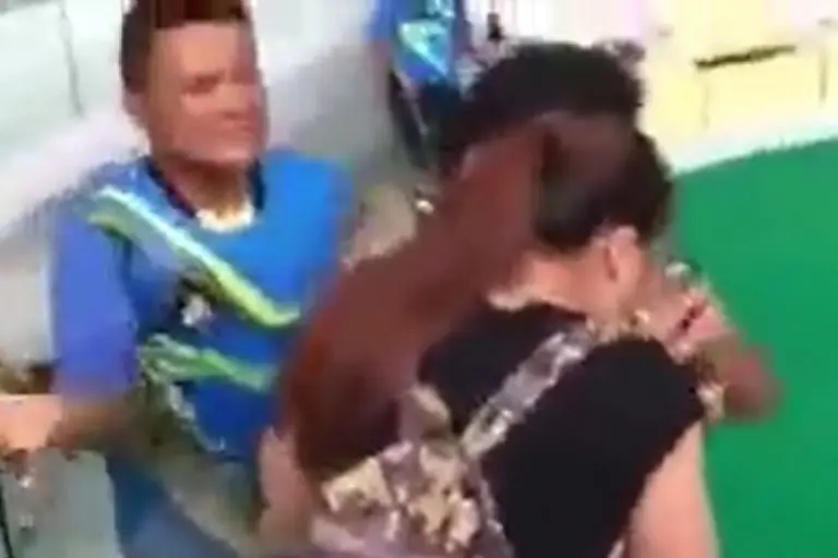 Serpiente muerde a joven en el rostro - Tomada de video