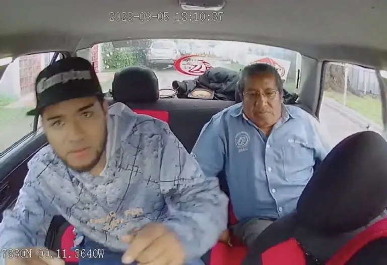 VIDEO: taxista adulto mayor sufre asalto 'amable' en Cuautilán, Edomex. Foto: Twitter