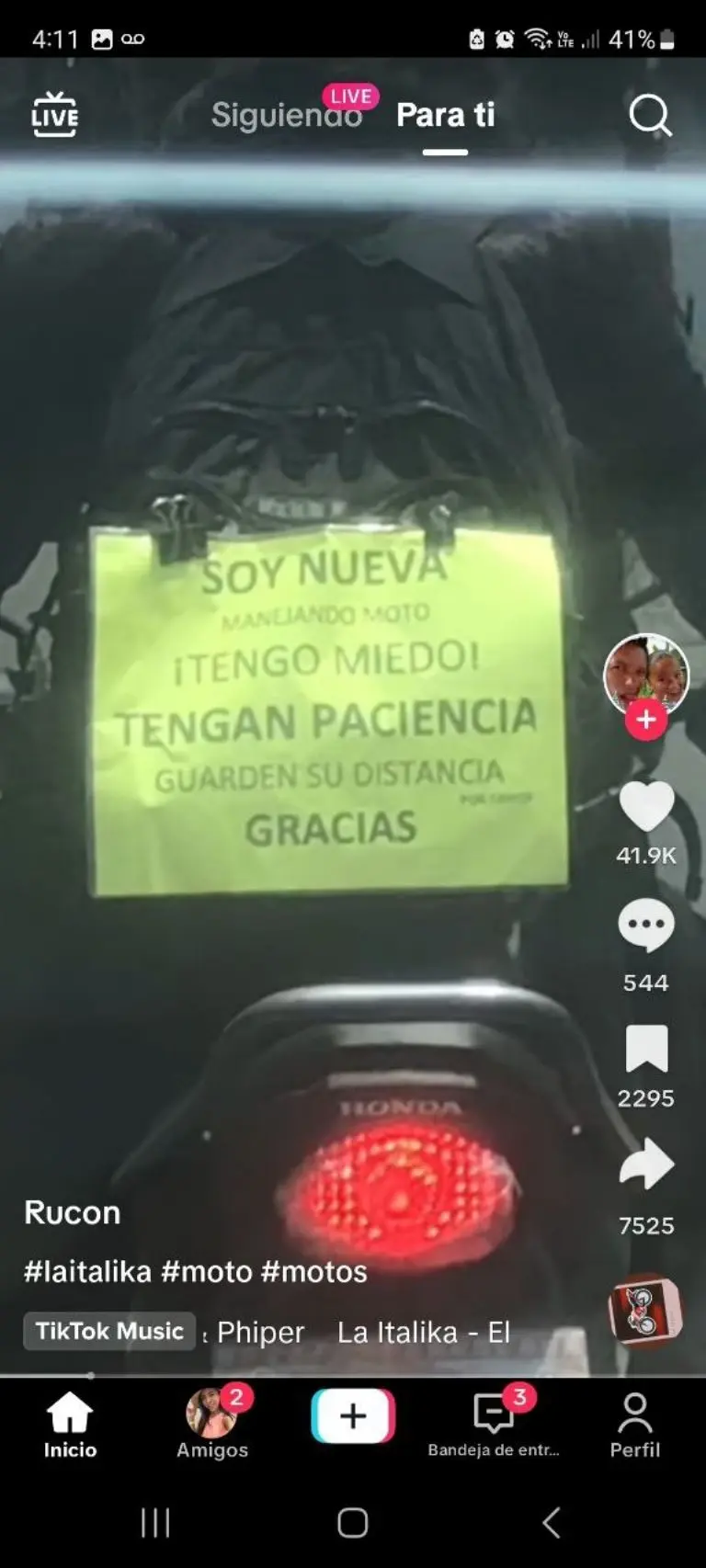 Motociclista se hace viral por letrero - Tomada de video