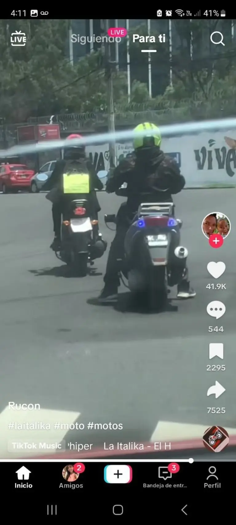 Motociclista se hace viral por letrero - Tomada de video