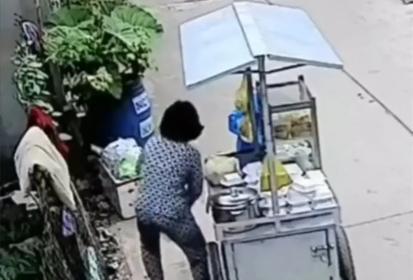 Captan a mujer embarrándose platos de comida antes de venderlos Captan a mujer embarrándose platos de comida antes de venderlos
