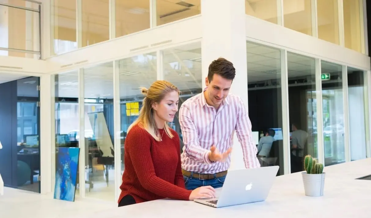 También toma en cuenta las aptitudes adquiridas por los empleados, porcentaje de rotaciones y despidos que hay en las empresas.