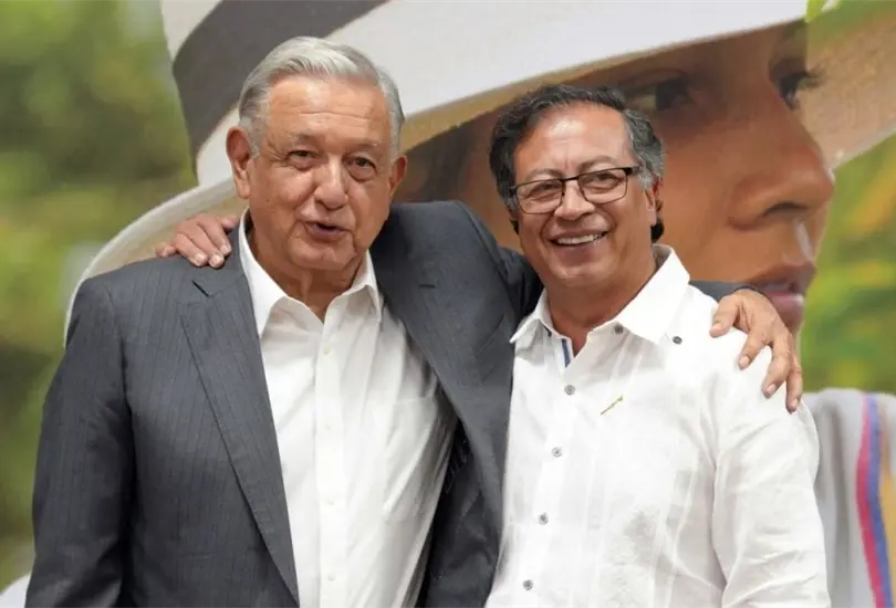 L&oacute;pez Obrador se re&uacute;ne con Gustavo Petro en Colombia. 