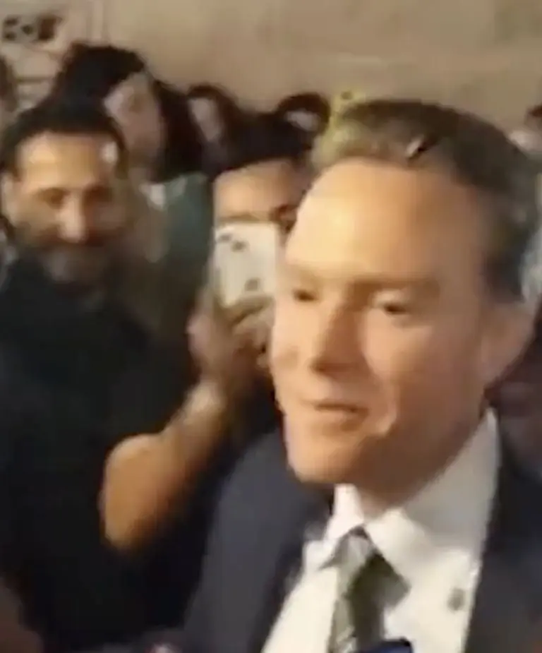 Gritan canción de Rebelde a Manuel Velasco en entrega de bastón de mando. Foto: Twitter
