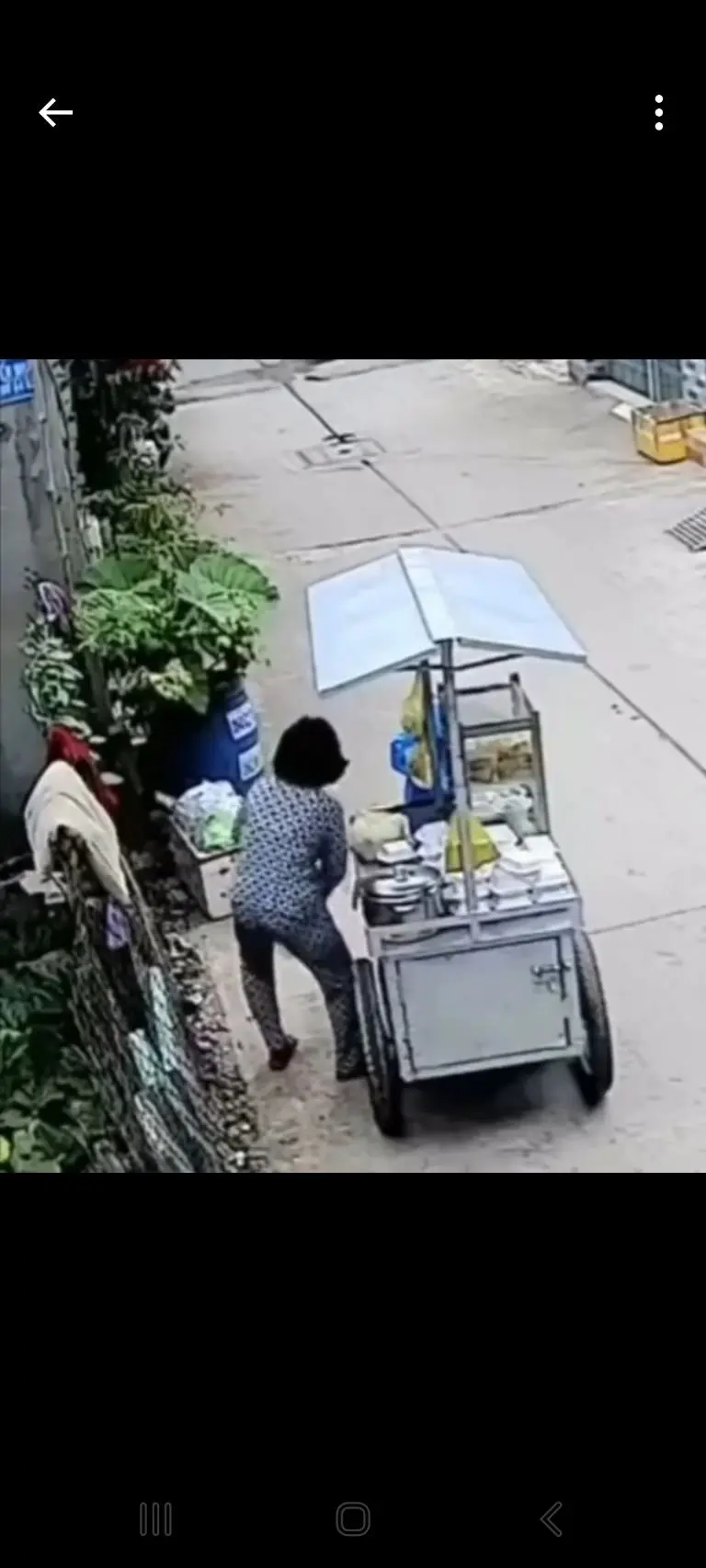 Mujer se embarra la comida antes de venderla - Tomada de video