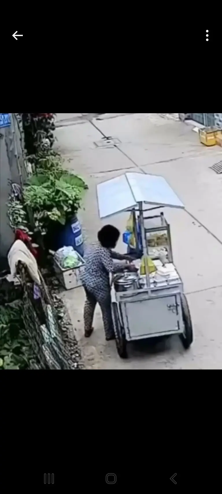 Mujer se embarra la comida antes de venderla - Tomada de video