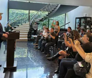 Embajador Ken Salazar niega participación de EU en traslado del Mayo