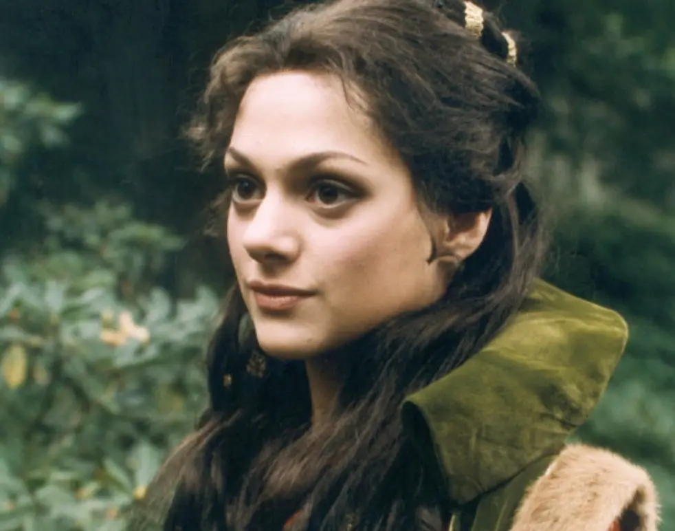 Klara Issová interpretó a Hag, la bruja.