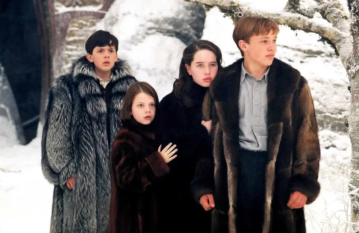 'Las crónicas de Narnia' fue una exitosa trilogía de películas de fantasía, basada en la saga de novelas de C.S. Lewis. En 2005, se estrenó la primera parte llamada "Las crónicas de Narnia: El león, la bruja y el ropero", donde se presenta a cuatro hermanos que encuentran un misterioso armario que los lleva al mundo mágico de Narnia.