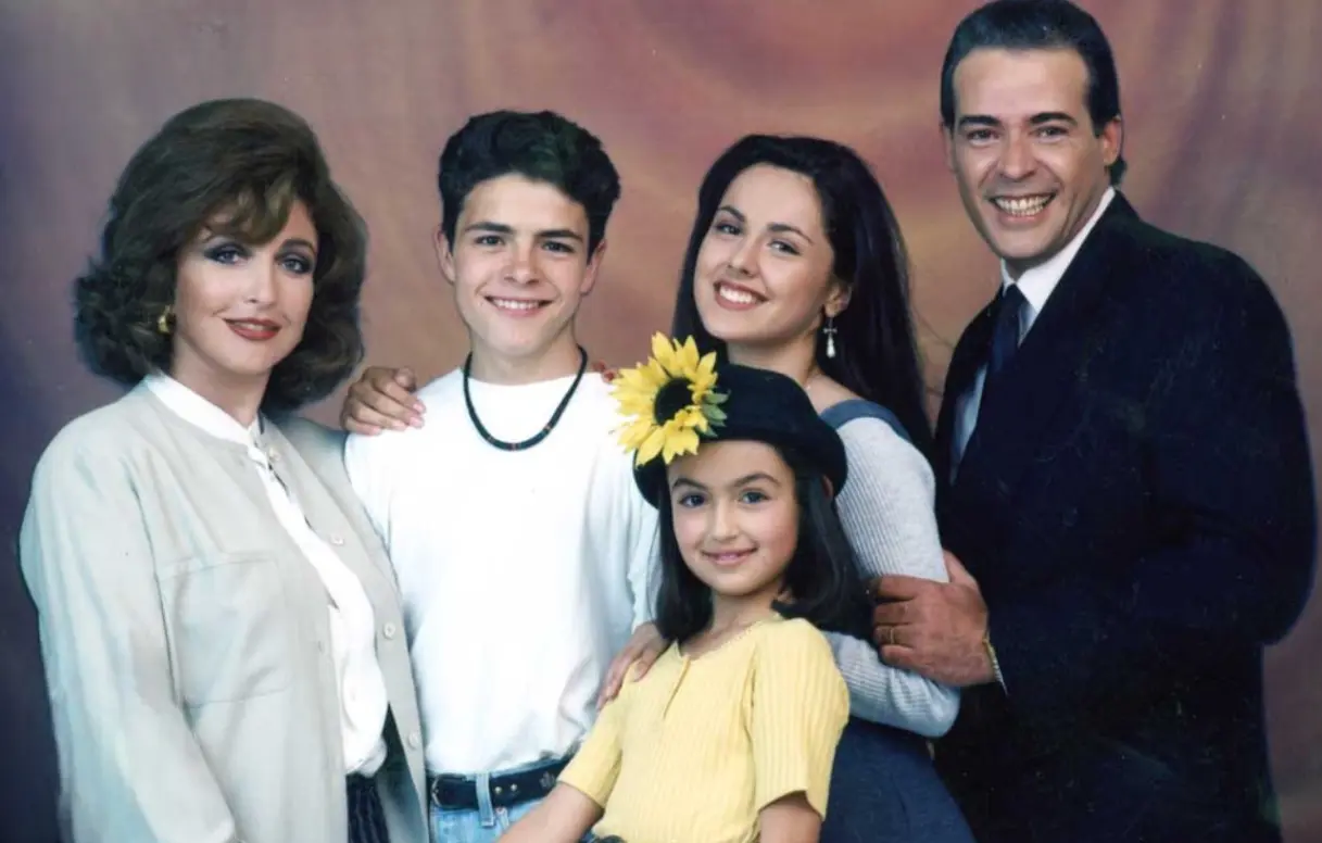 Agujetas de color de rosa, estrenada en 1994, fue una de las telenovelas m&aacute;s populares de Televisa y llev&oacute; al estrellato a varios actores que fueron parte del elenco.Agujetas de color de rosa, estrenada en 1994, fue una de las telenovelas m&aacute;s populares de Televisa y llev&oacute; al estrellato a varios actores que formaron parte del elenco.