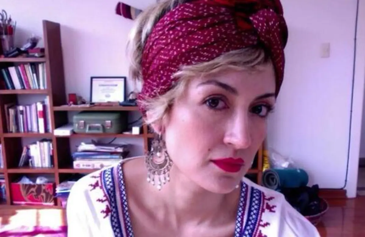 Estudi&oacute; dise&ntilde;o textil en la Universidad Iberoamericana de Ciudad de M&eacute;xico.