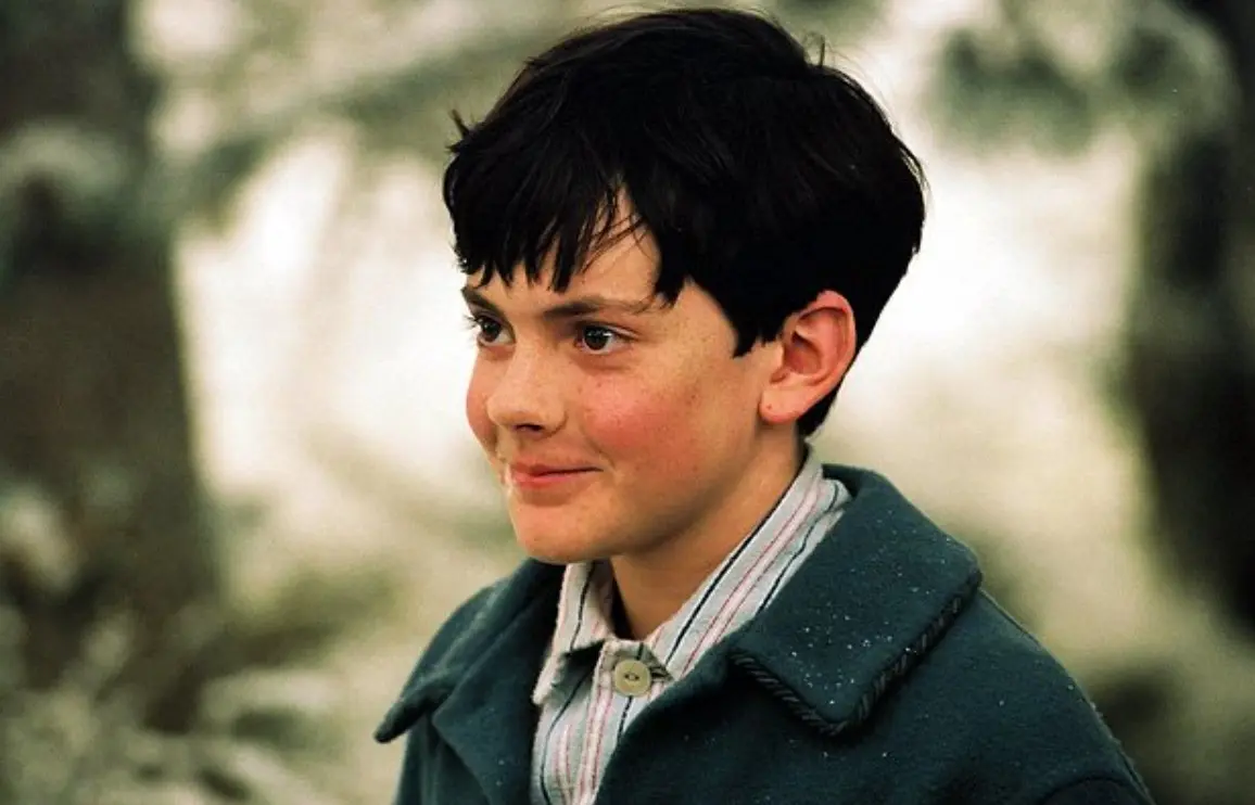 Skandar Keynes interpretó a Edmund Pevensie.