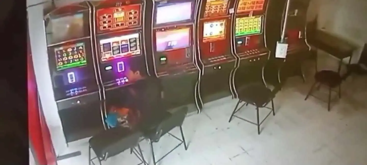 El hombre estaba tranquilo en el local Captura