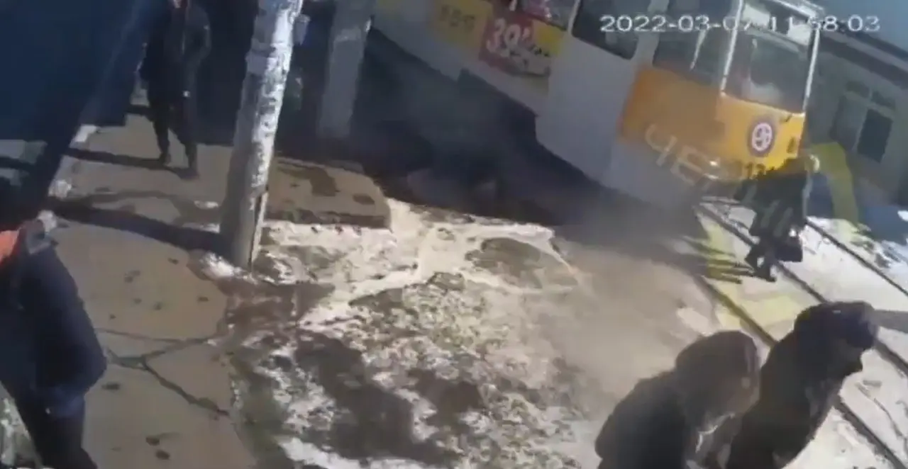 Adulto mayor es brutalmente aplastado por tren Tomada de video