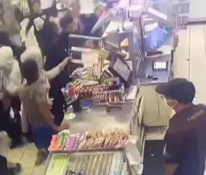 Momentos de terror: más de 50 jóvenes roban y destrozan 7-Eleven