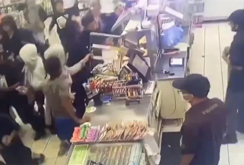 J&oacute;venes roban y destrozan 7-Eleven