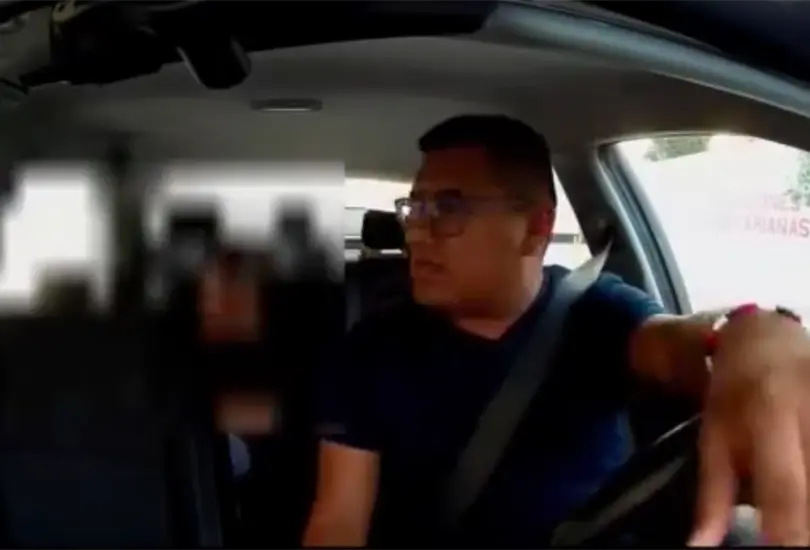 Chofer rega&ntilde;a a mujer por intentar enviar solo a su hijo en el viaje