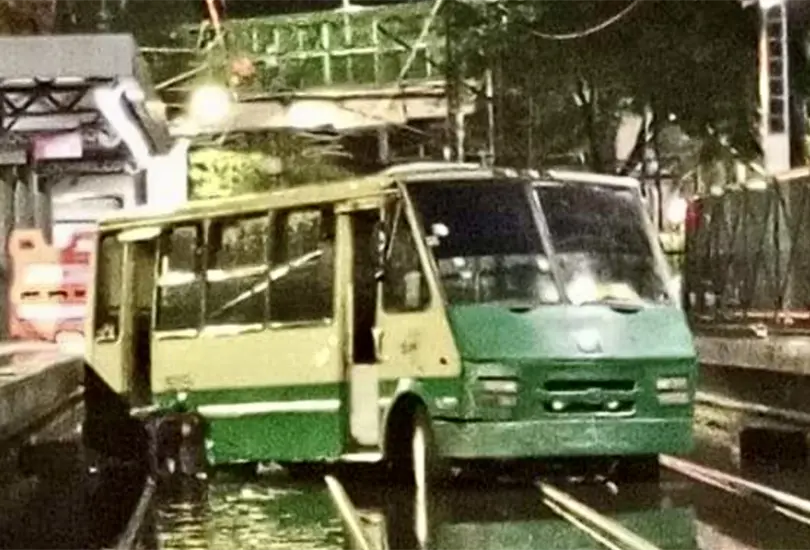 El microb&uacute;s trato de evadir la inundaci&oacute;n y no le sali&oacute; bien