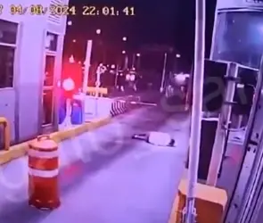 Motociclista arrolla brutalmente a empleado de caseta en Tlalpan por querer evadir pago