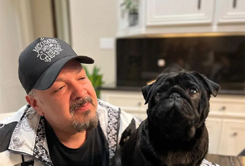 Pepe Aguilar con su perro Pepe Aguilar con su perro