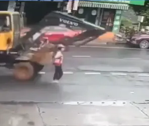 Acusan a conductor de excavadora de arrollar a propósito a joven 