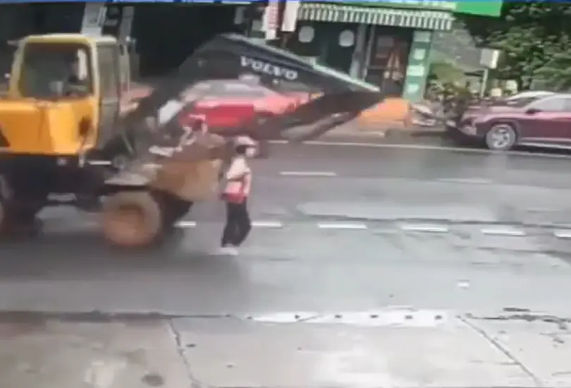 Acusan a conductor de excavadora de arrollar a joven a prop&oacute;sito