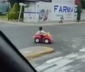 Madre descuida a su hijo que conducía un carrito eléctrico en Coacalco