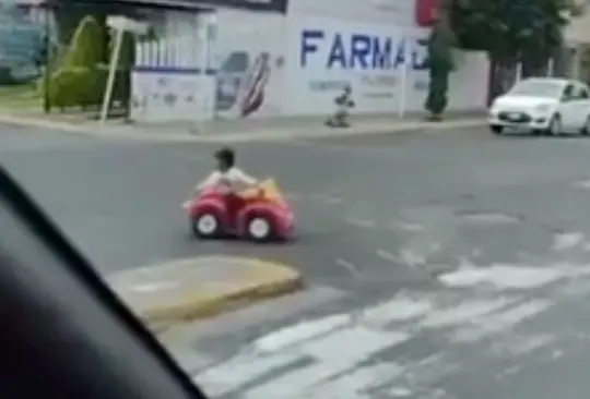 El infante iba transitando en su juguete sin ninguna supervisión