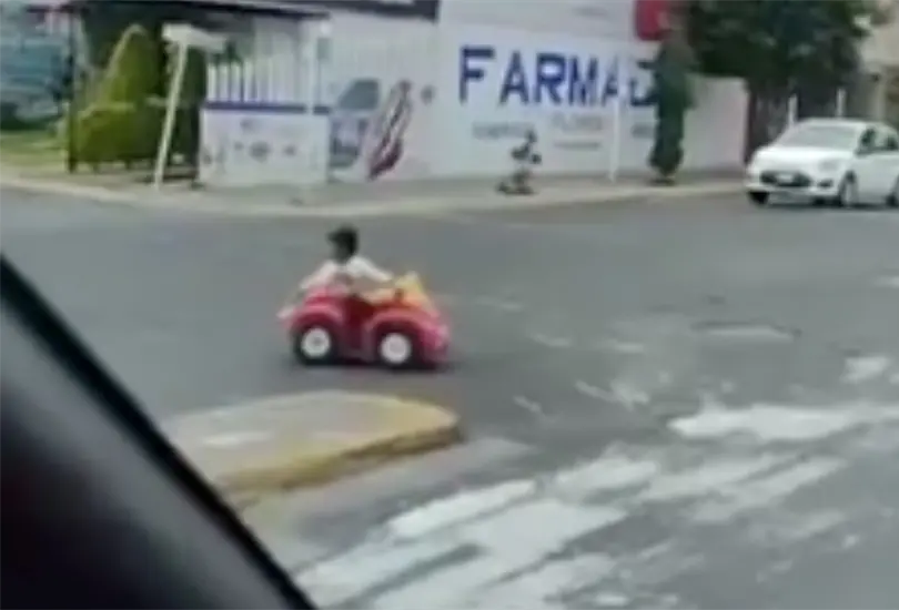 El infante iba transitando en su juguete sin ninguna supervisi&oacute;n