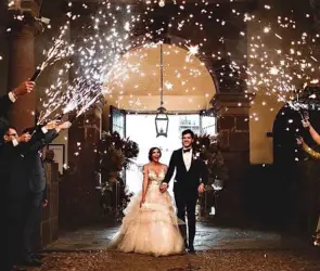 VIDEO | Novio quema accidentalmente el vestido de su novia en plena boda