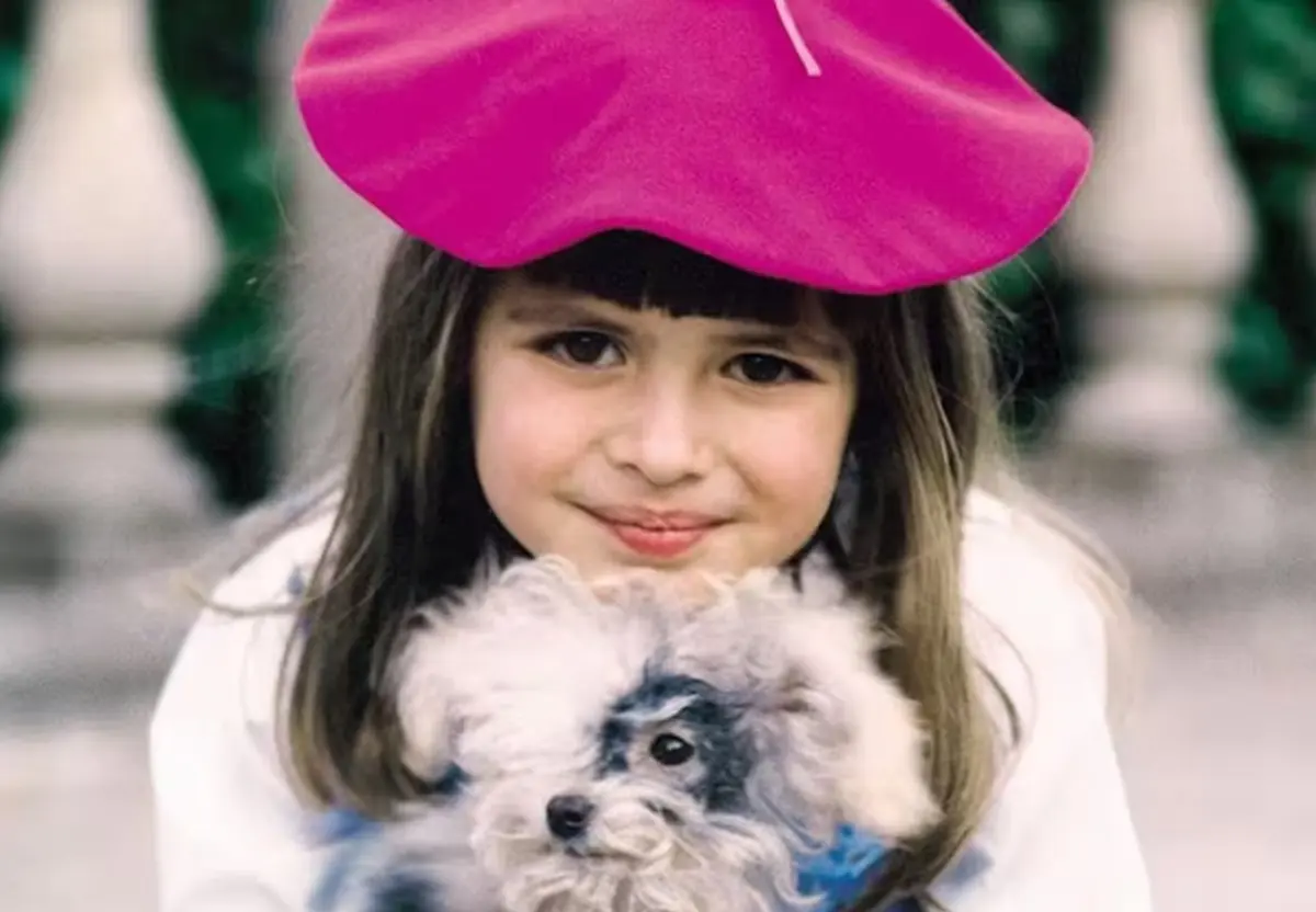 En la historia, la ni&ntilde;a se gana el cari&ntilde;o de todas las monjas, quienes la llaman 'Carita de &Aacute;ngel'. Sin embargo, dos a&ntilde;os despu&eacute;s, su padre regresa con una nueva prometida llamada Nicole, quien est&aacute; decidida a deshacerse de ella.<br>