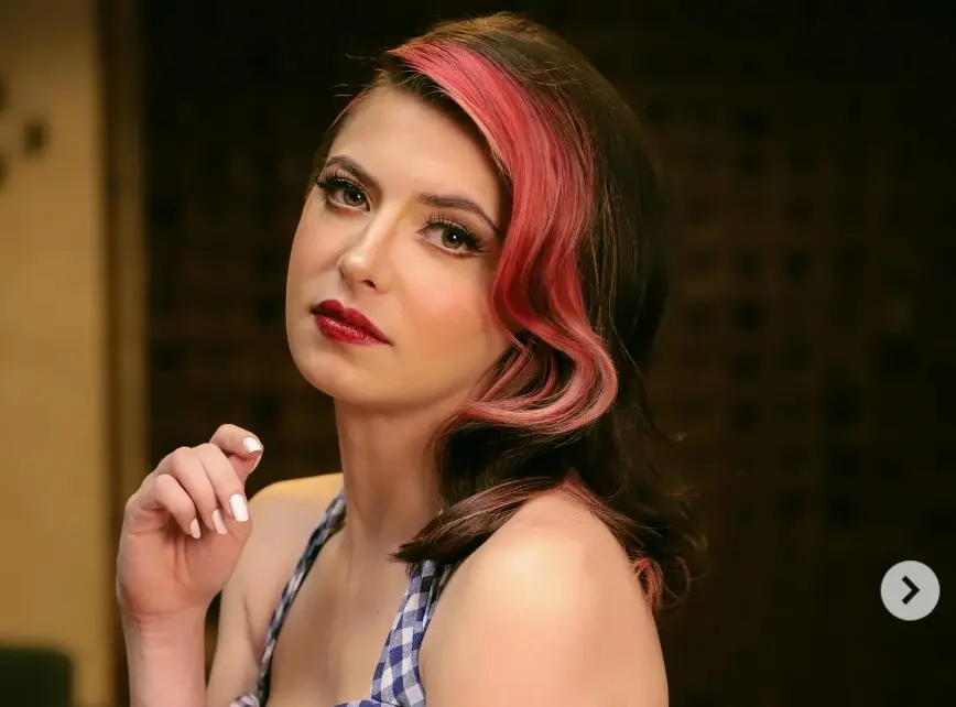 Este a&ntilde;o, Daniela lanz&oacute; los sencillos 'Red Flags' y 'Ni&ntilde;a Prodigio', mostrando una nueva direcci&oacute;n en su carrera musical.