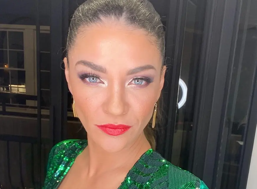 Ahora tiene 39 años, mantiene una relación con Brad Richardson y tiene una hija. Ha trabajado en series como 'The Orville' y 'Shameless'.