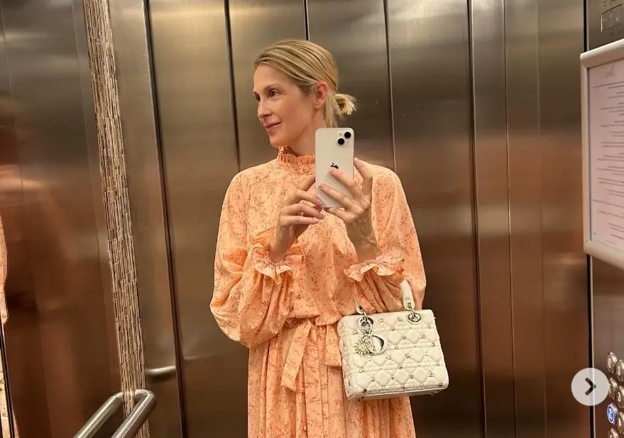 Ahora tiene 55 años y es madre de dos hijos. Ha seguido actuando en televisión, apareciendo en series como 'Dynasty' y 'Pretty Little Liars: The Perfectionists'.