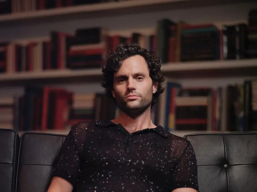 Ahora tiene 37 años, está casado con la cantante Domino Kirke y tienen un hijo. Es el protagonista de la popular serie de Netflix 'You', donde interpreta a Joe Goldberg.