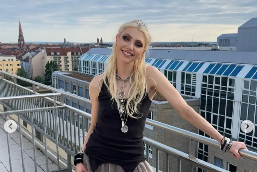 Ahora tiene 31 años, dejó la actuación y se centró en su carrera musical como vocalista principal de la banda de rock The Pretty Reckless, con la que ha lanzado varios álbumes.