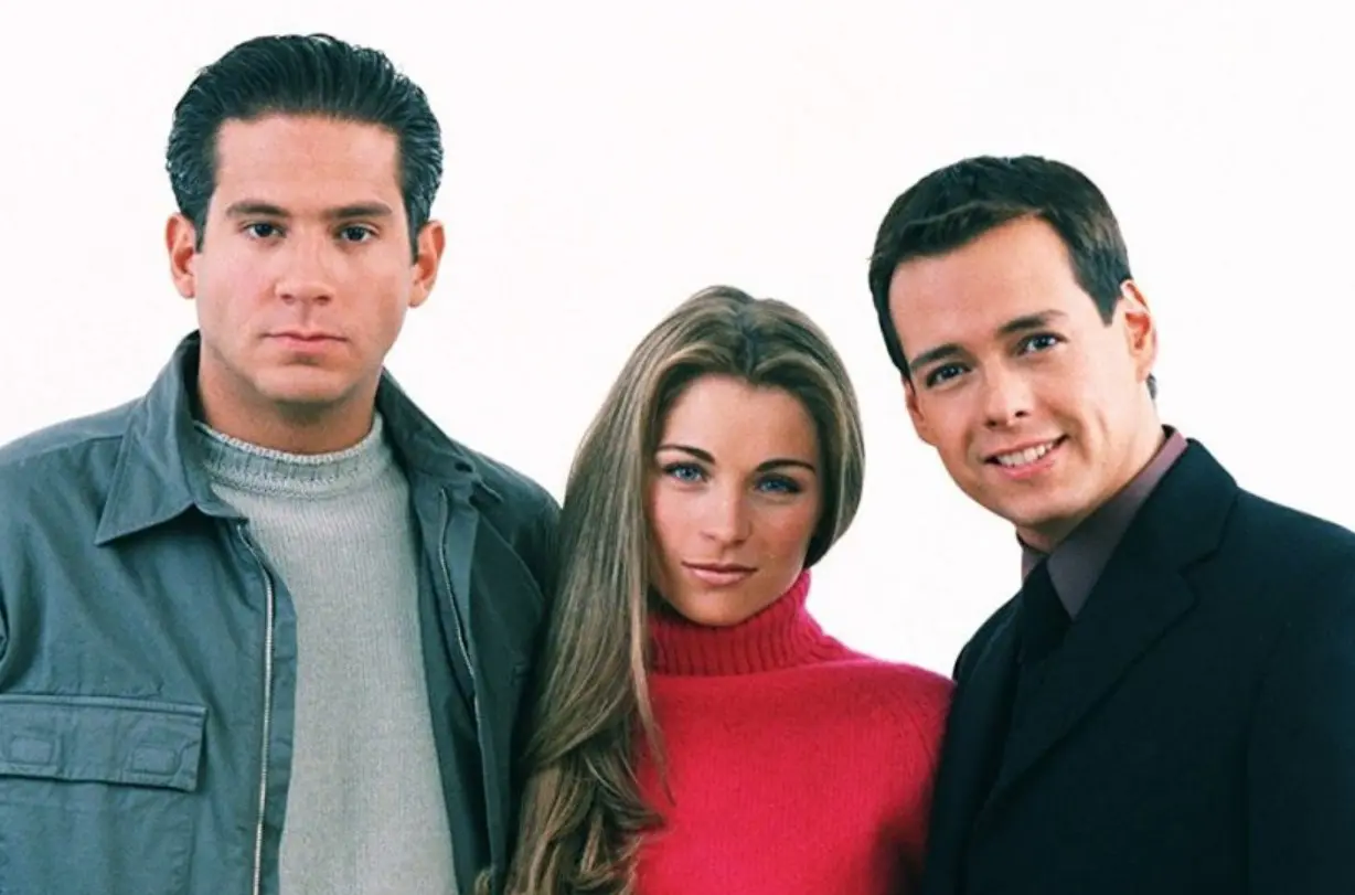 'Amigas y rivales' fue una popular telenovela juvenil del a&ntilde;o 2001 que gira en torno a cuatro amigas de 21 a&ntilde;os que provienen de estratos sociales diferentes, pero a pesar de sus diferencias forman una gran amistad mientras se enfrentan a problemas t&iacute;picos de su edad.