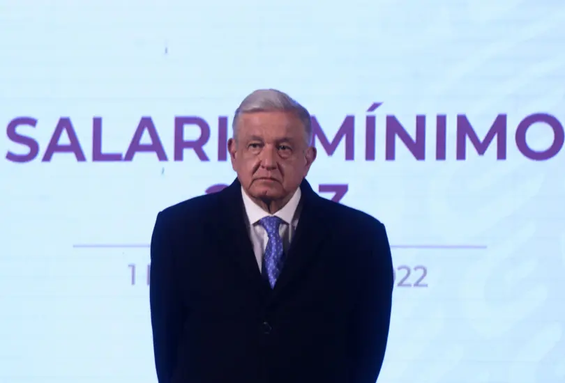 AMLO durante su conferencia de prensa de 2022 hablando sobre el aumento del salario m&iacute;nimo
