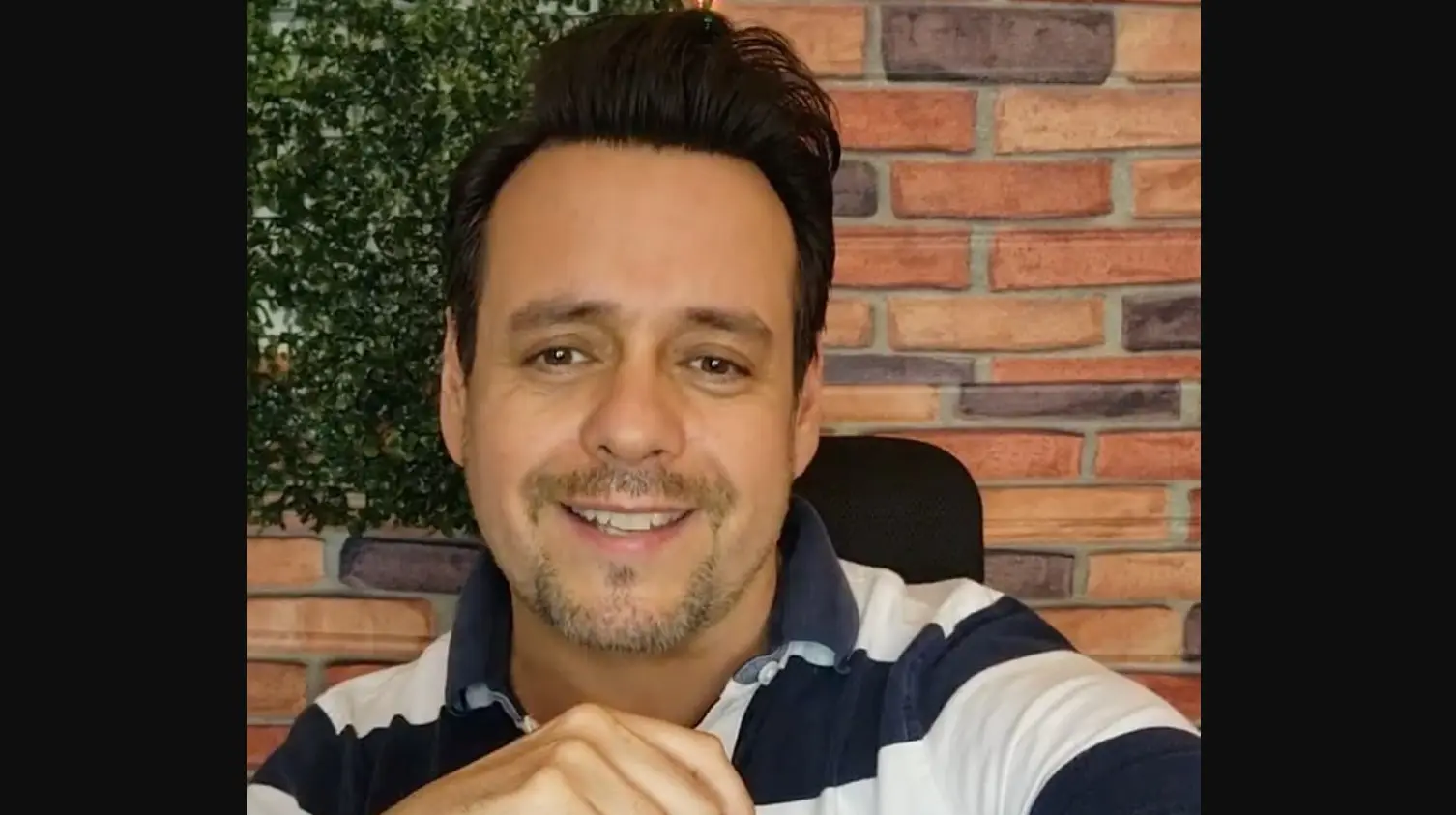 Ahora tiene 50 a&ntilde;os y est&aacute; casado con la cantante Lisette Cuevas. Ha trabajado en telenovelas como La suerte de Loli y Volver a vivir.