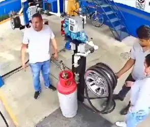 Padre e hija asaltan gasera en Chalco a balazos; un trabajador sale herido | VIDEO