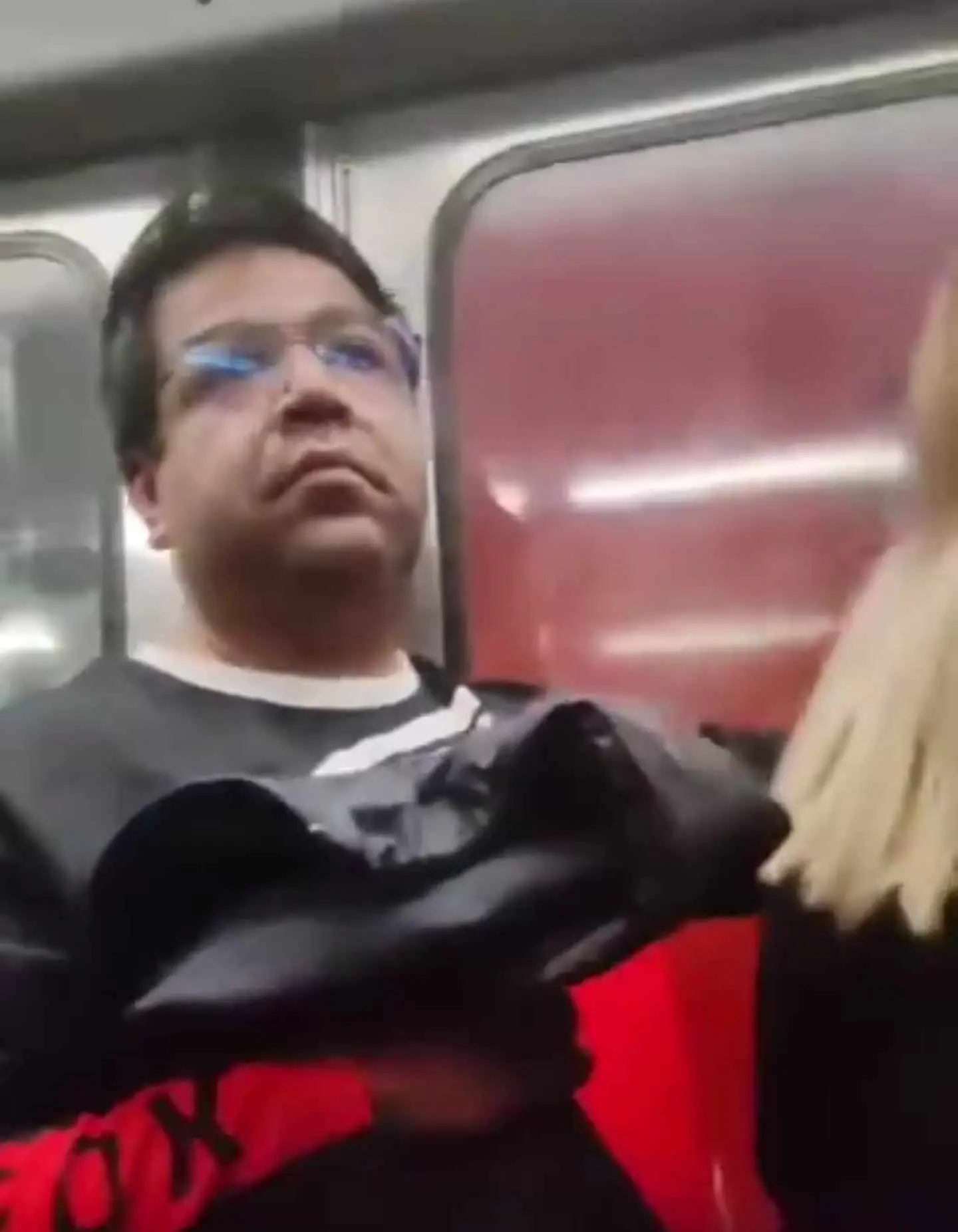 El hombre estaba con la mirada arriba mientras cometía sus actos Captura