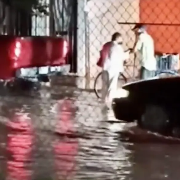 Joven rescata a pareja de abuelitos en medio de la tormenta y restaura la fe en la humanidad