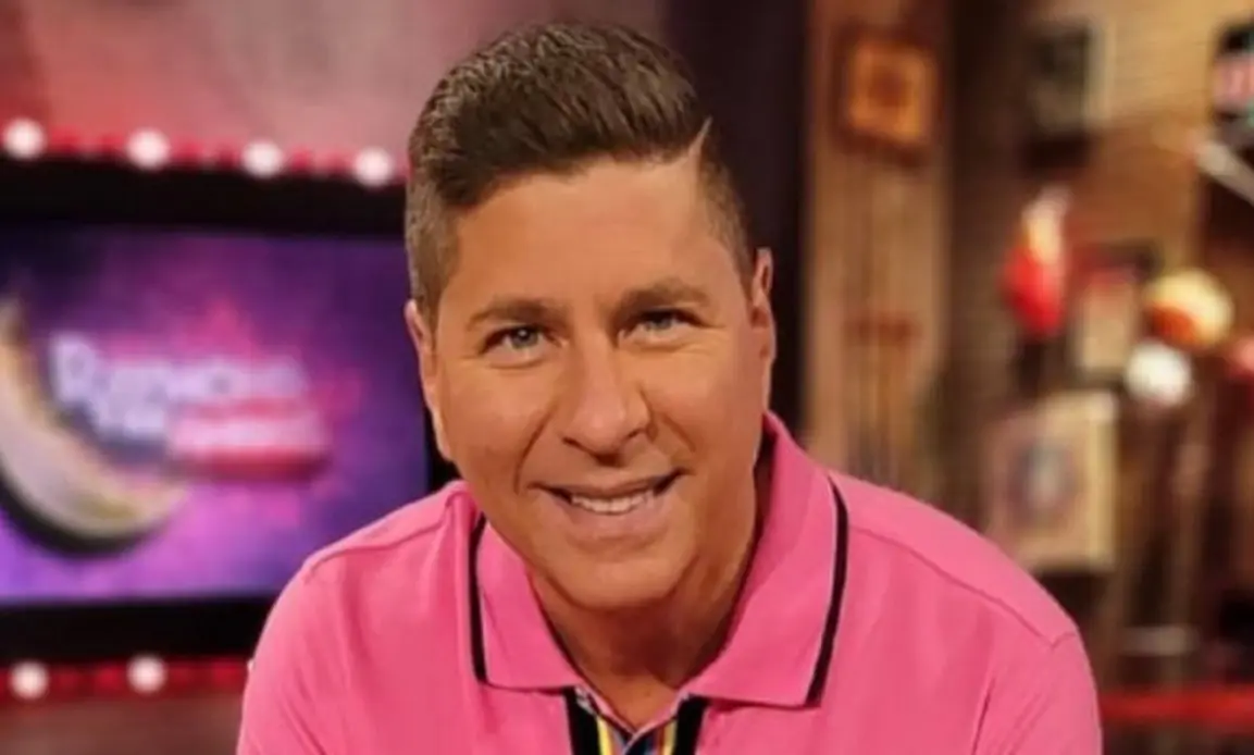 Continúa con su carrera de conductor y también es standupero.