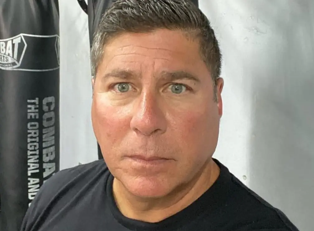 Actualmente tiene 59 años, está casado y es padre de dos hijos.