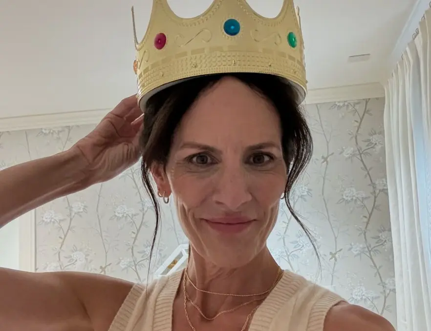 Ahora tiene 53 años, está casada con Wade Allen y tienen 2 hijos. Ha continuado su carrera en televisión, con papeles en series como 'The Haunting of Hill House' y 'Midnight Mass'.