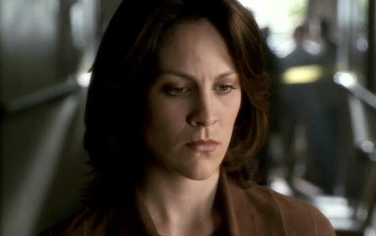 Annabeth Gish interpretó a la Agente Especial Mónica Reyes.