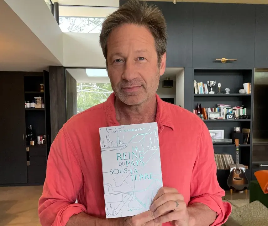 Ahora tiene 64 años y es padre de dos hijos. Protagonizó la serie 'Californication' y ha publicado varias novelas. También regresó como Mulder en las temporadas recientes de 'The X-Files'.