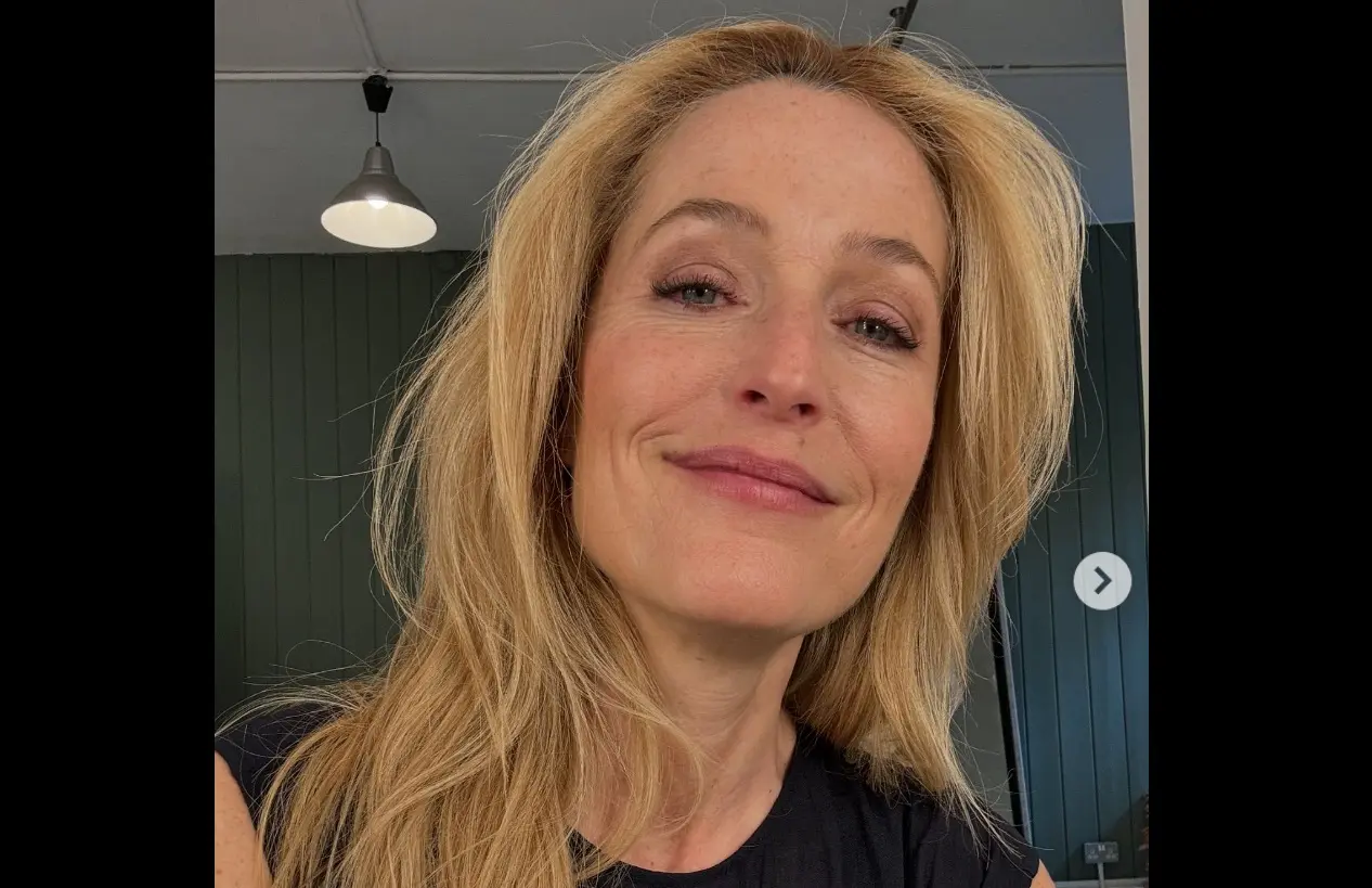 Ahora tiene 56 años y es madre de 3 hijos. Ha tenido una carrera exitosa con papeles aclamados en series como 'The Crown'.